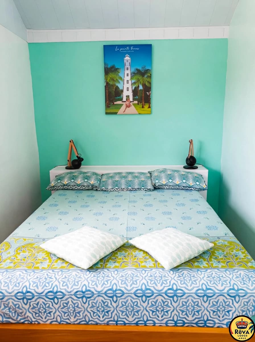 Chambre principale avec lit double et murs turquoise