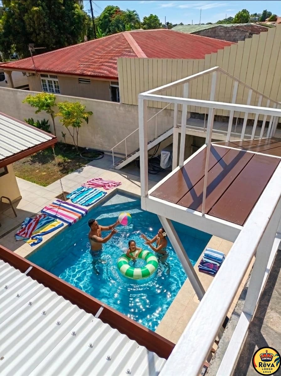 Piscine privée vue du dessus avec terrasse en bois